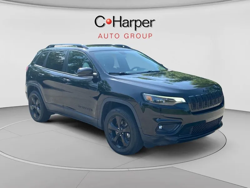 2019 Jeep Cherokee Latitude Plus in Diamond Black Crystal Pearlcoat — front three-quarter view