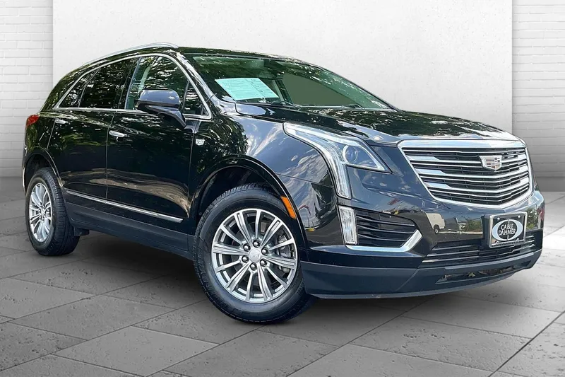 2018 Cadillac XT5 Luxury FWD in Stellar Black Metallic — front three-quarter view