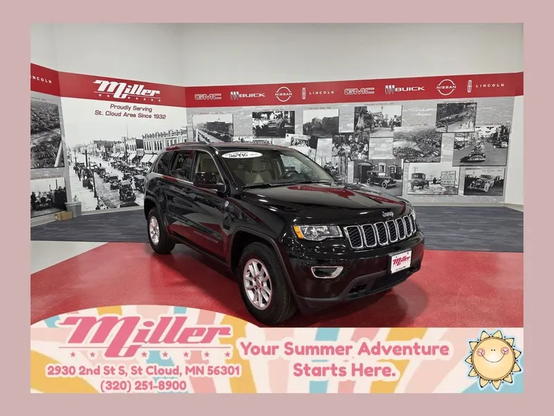 2019 Jeep Grand Cherokee Laredo E in Diamond Black Crystal Pearlcoat — front three-quarter view