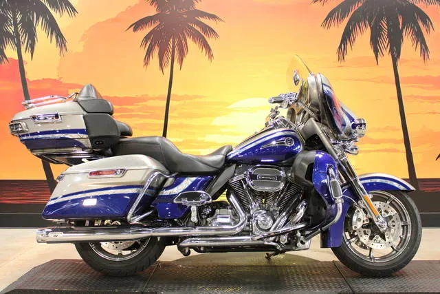2016 Harley-Davidson® FLHTKSE - CVO™ Limited — front three-quarter view
