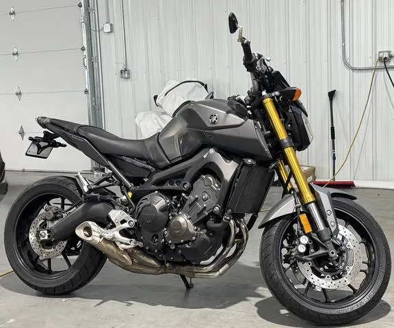2015 Yamaha FZ-09 — front three-quarter view