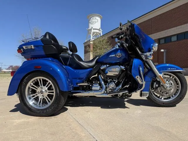 2024 Harley-Davidson® FLHTCUTG - Tri Glide® Ultra — front three-quarter view
