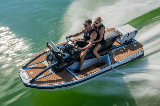 2026 Yamaha Crosswave® — front three-quarter view