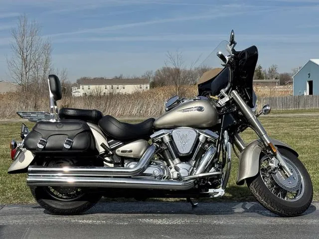 2001 Yamaha Roadstar — front three-quarter view