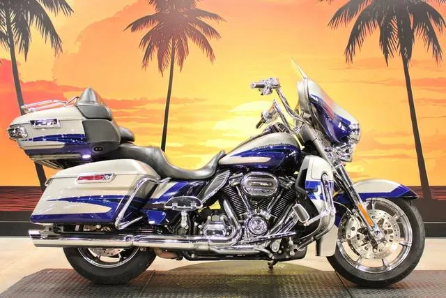 2017 Harley-Davidson® FLHTKSE - CVO™ Limited — front three-quarter view
