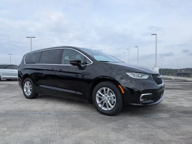 2026 Chrysler Pacifica Select in Diamond Black Crystal Pearl-Coat Exterior Paint — front three-quarter view