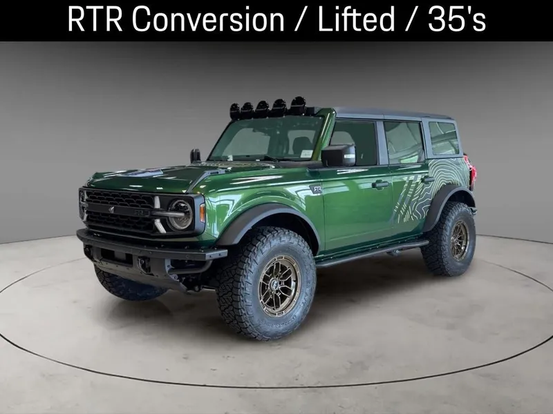 2025 Ford Bronco Badlands in Green Metallic — front three-quarter view