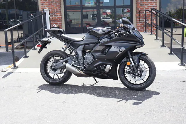 2025 Yamaha YZF-R7 — front three-quarter view