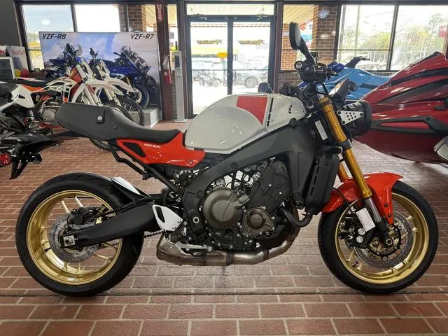 2026 Yamaha XSR900 — front three-quarter view