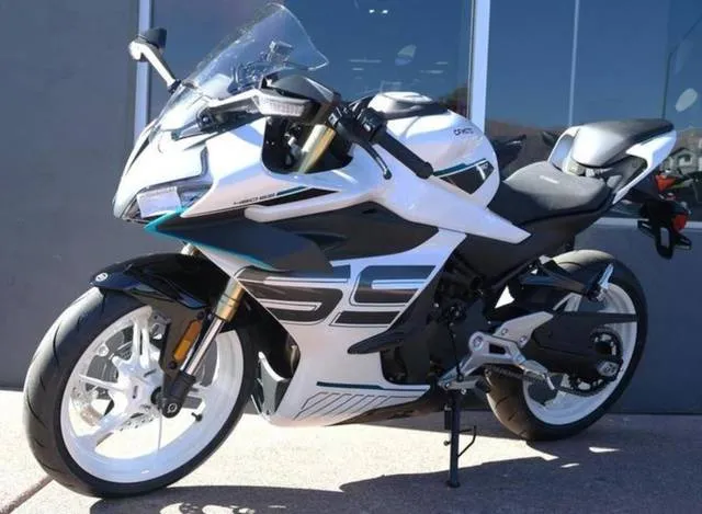 2026 CFMOTO 450SS — front three-quarter view
