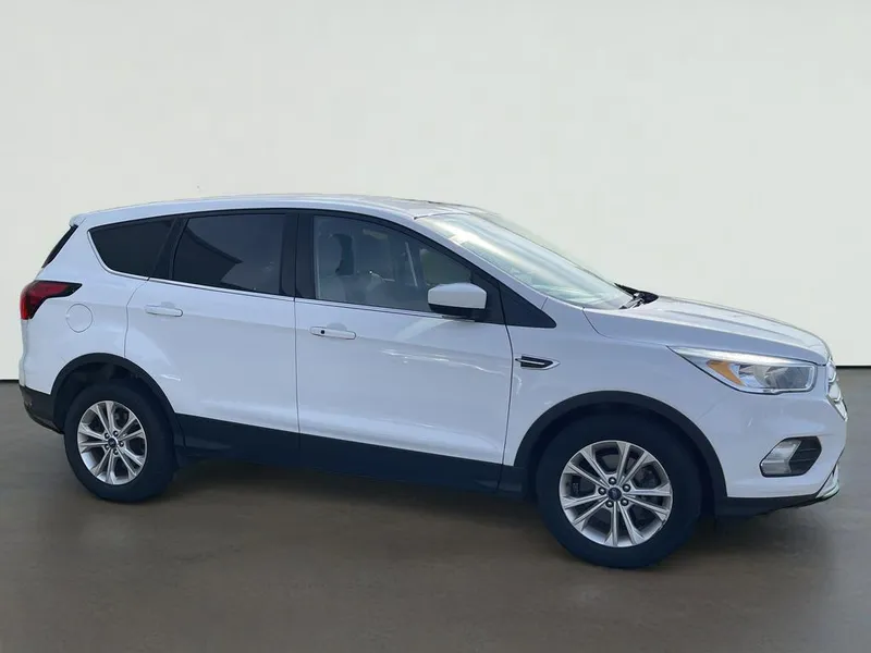 2019 Ford Escape SE in .White — front three-quarter view