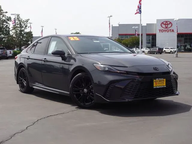 2025 Toyota Camry SE — front three-quarter view