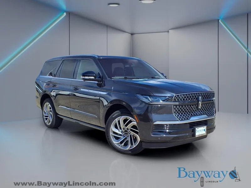 2025 Lincoln Navigator Reserve in Starlight — front three-quarter view
