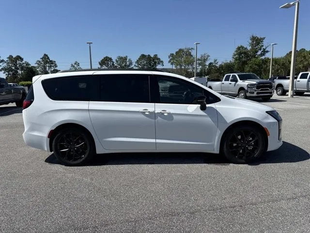 2027 Chrysler Pacifica Limited in Bright White Clearcoat — front three-quarter view