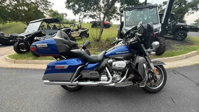 2017 Harley-Davidson® FLHTK - Ultra Limited — front three-quarter view