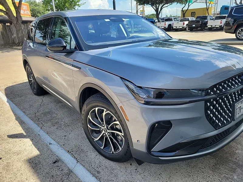 2024 Lincoln Nautilus Premiere in Gray Metallic — front three-quarter view