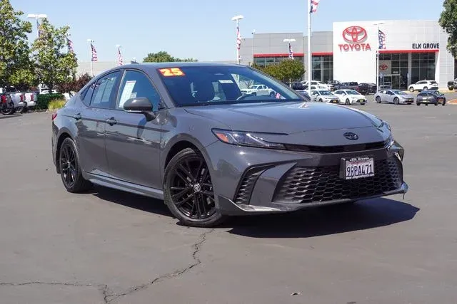 2025 Toyota Camry SE — front three-quarter view