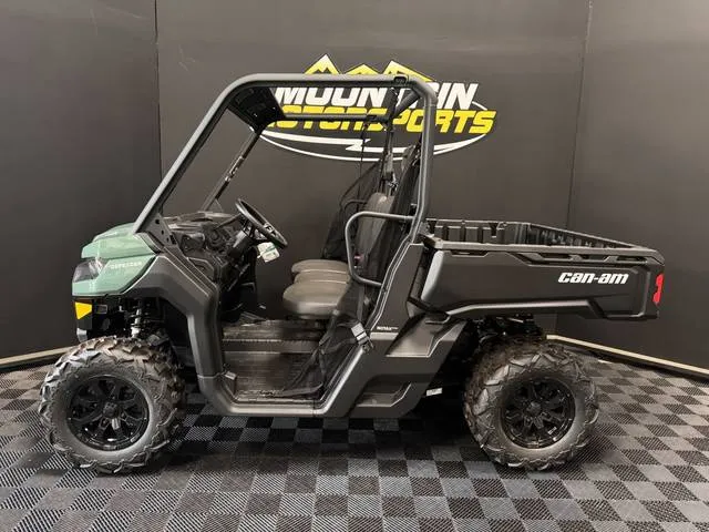 2026 Can-Am® Defender HD7 — front three-quarter view