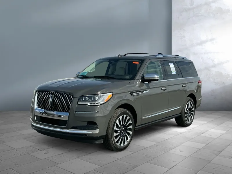 2022 Lincoln Navigator — front three-quarter view