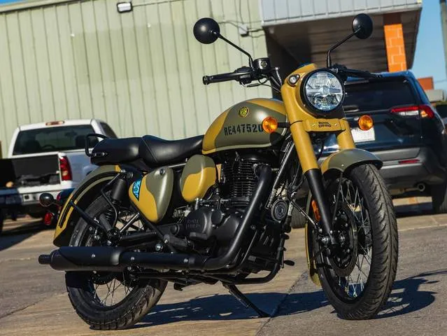 2026 Royal Enfield Classic 350 Commando Sand — front three-quarter view