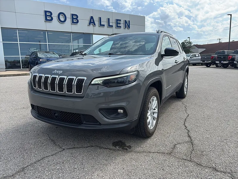 2022 Jeep Cherokee Latitude Lux in Sting-Gray Clear Coat — front three-quarter view