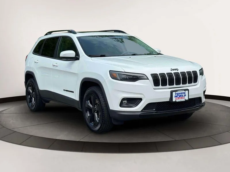 2020 Jeep Cherokee Altitude 4x4 in White — front three-quarter view