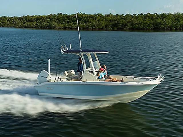2026 Boston Whaler 220 Dauntless — front three-quarter view