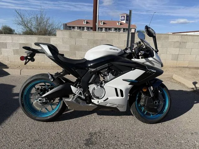 2026 CFMOTO 675SS — front three-quarter view