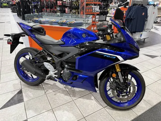 2025 Yamaha YZF-R3 — front three-quarter view