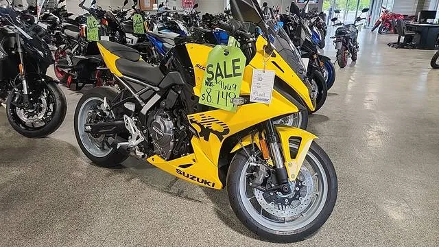 2025 Suzuki GSX-8R — front three-quarter view
