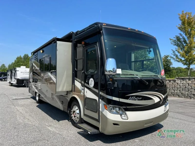 2014 Tiffin Motorhomes Allegro Breeze — front three-quarter view