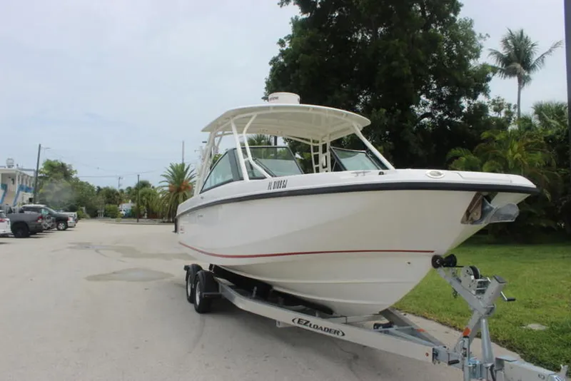 2013 Boston Whaler 270 Vantage — front three-quarter view