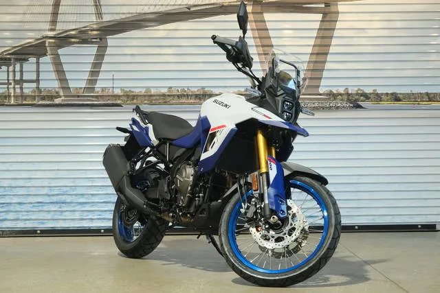 2026 Suzuki V-STROM 800DE — front three-quarter view