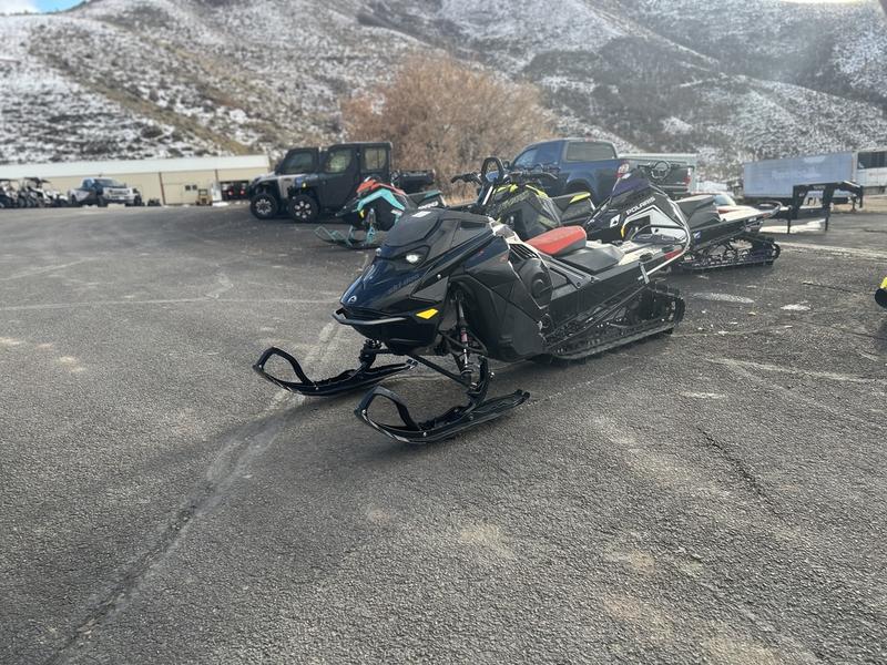 2023 Ski-Doo Summit X 850 E-TEC Turbo R 154 SS H_Al Powder 2.5_4.5 Blk