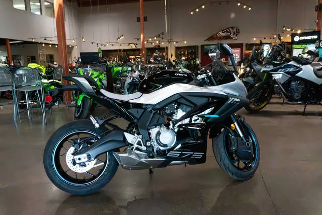 2026 CFMOTO 675SS — front three-quarter view