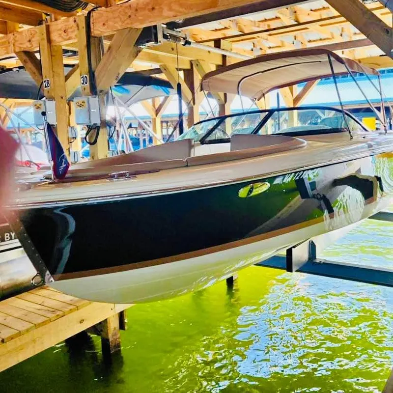 2016 Chris-Craft Carina 21 — front three-quarter view