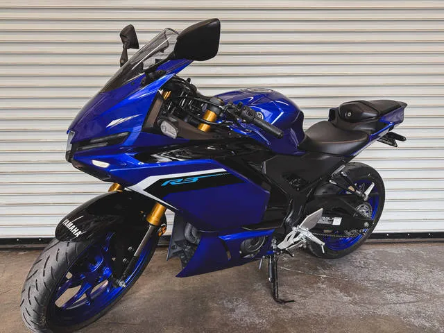 2025 Yamaha YZF-R3 — front three-quarter view