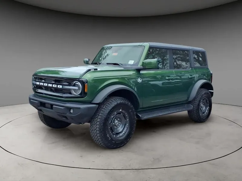 2025 Ford Bronco Outer Banks in Green Metallic — front three-quarter view