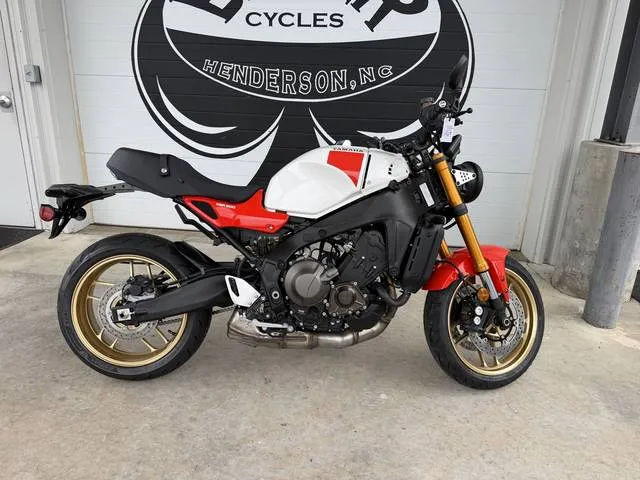 2026 Yamaha XSR900 — front three-quarter view