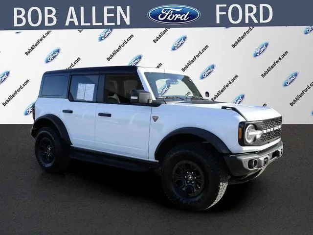 2025 Ford Bronco Badlands in Oxford White — front three-quarter view