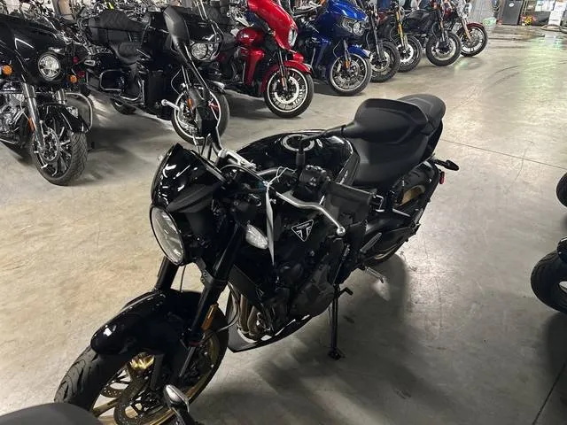 2026 Triumph Trident 800 Jet black — front three-quarter view