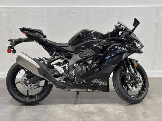 2026 Kawasaki Ninja® ZX™-4R ABS — front three-quarter view
