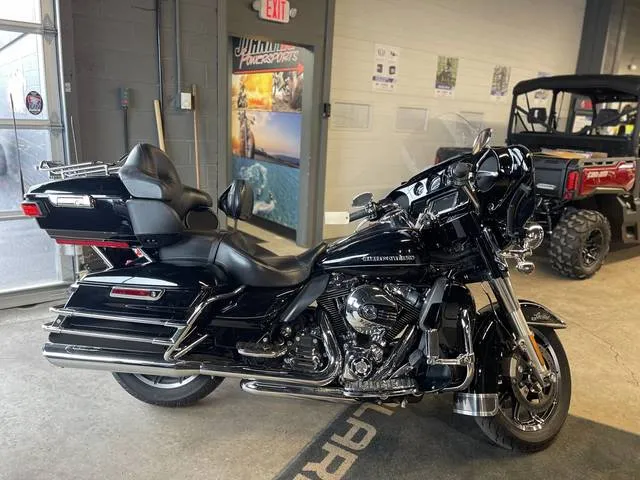 2015 Harley-Davidson® FLHTK - Ultra Limited — front three-quarter view
