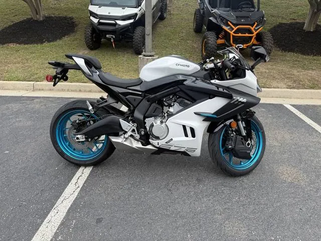 2026 CFMOTO 675SS — front three-quarter view