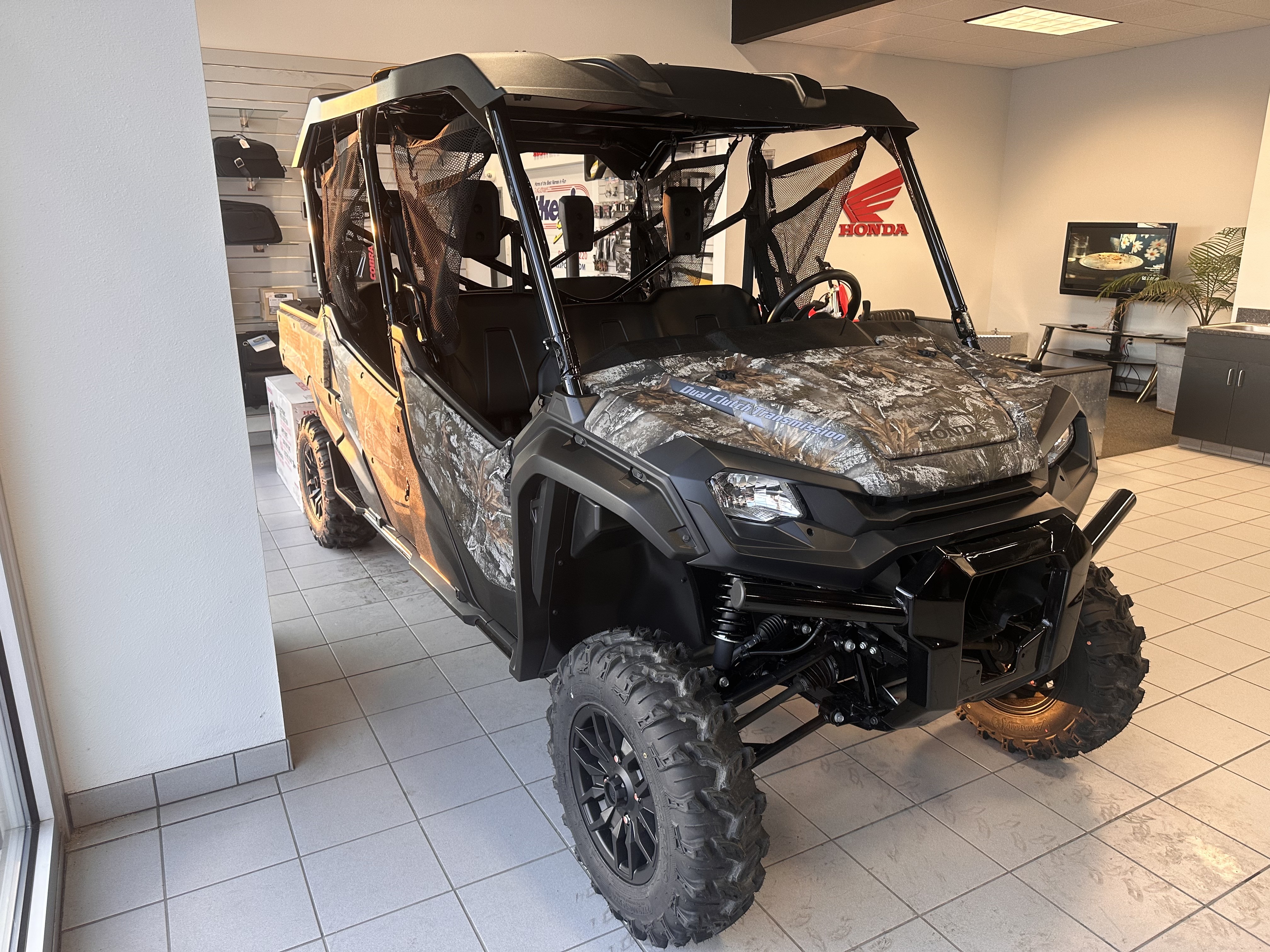 2025 Honda Pioneer 1000-6 Deluxe Crew