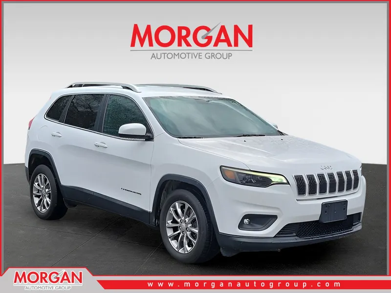 2019 Jeep Cherokee Latitude Plus in White — front three-quarter view
