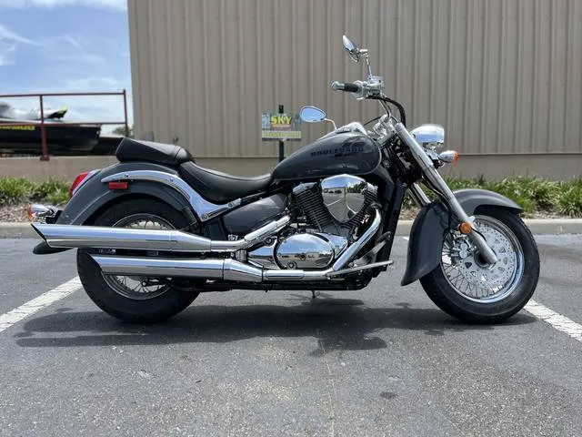 2025 Suzuki Boulevard C50 — front three-quarter view