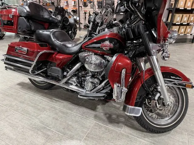 2006 Harley-Davidson® FLHTCUI - Ultra Classic® Electra Glide® — front three-quarter view