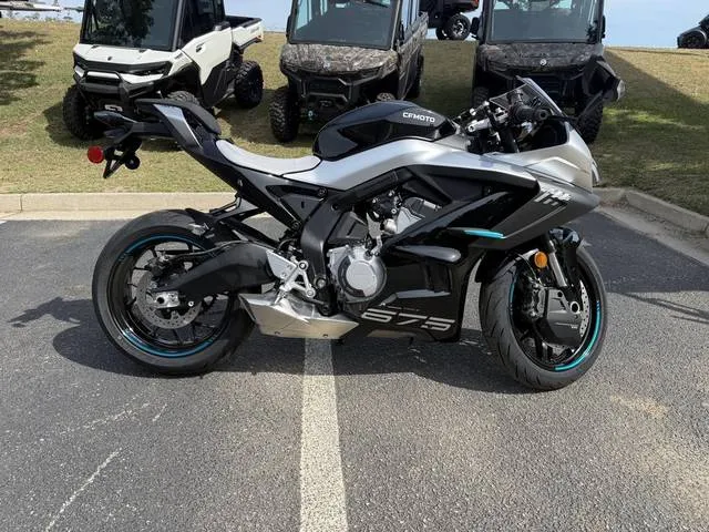 2026 CFMOTO 675SS — front three-quarter view