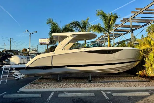 2026 Four Winns H33 OB — front three-quarter view